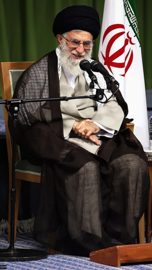 Archival image of Ayatollah Khamenei during the years of the presidency and the Holy Defense